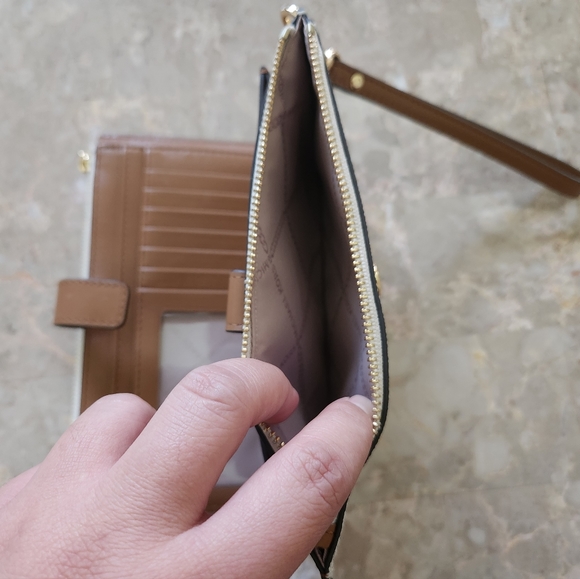 MICHAEL MICHAEL KORSAdele Logo Smartphone Wallet- vanilla/brown color - Picture 11 of 14